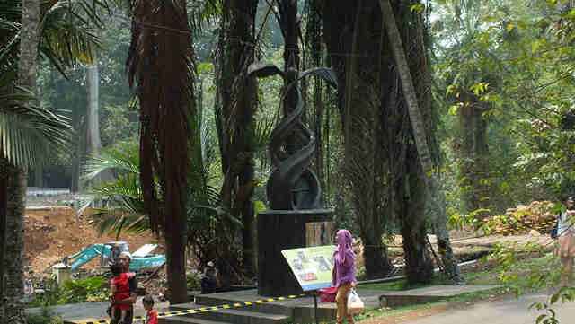 Monumen Kelapa Sawit di Kebun Raya Bogor