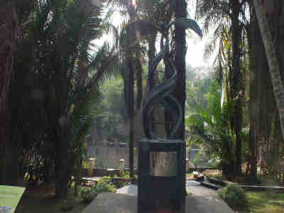 Monumen Kelapsa Sawit di Kebun Raya Bogor
