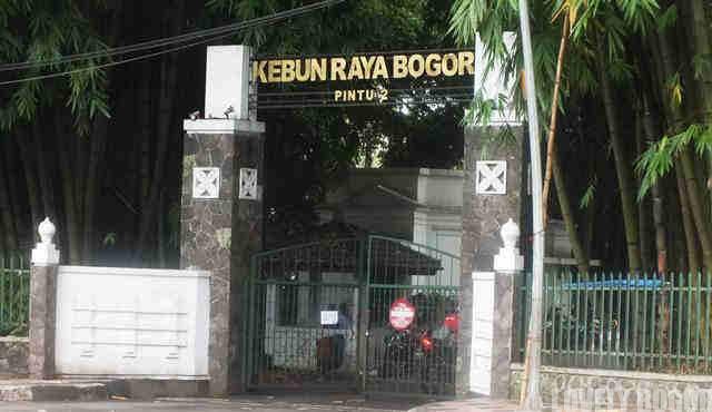 Pintu Masuk kebun Raya Bogor