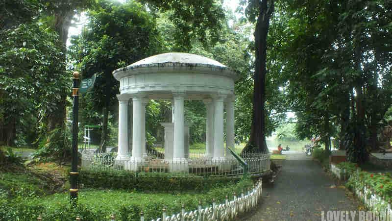 Things To See in Bogor Botanical Gardens - Monumen Lady Raffles