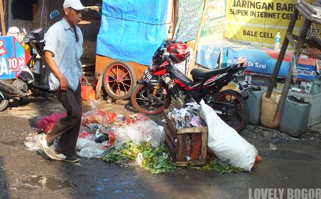 Tumpukan Sampah Di Jalan Suryakencana Bogor