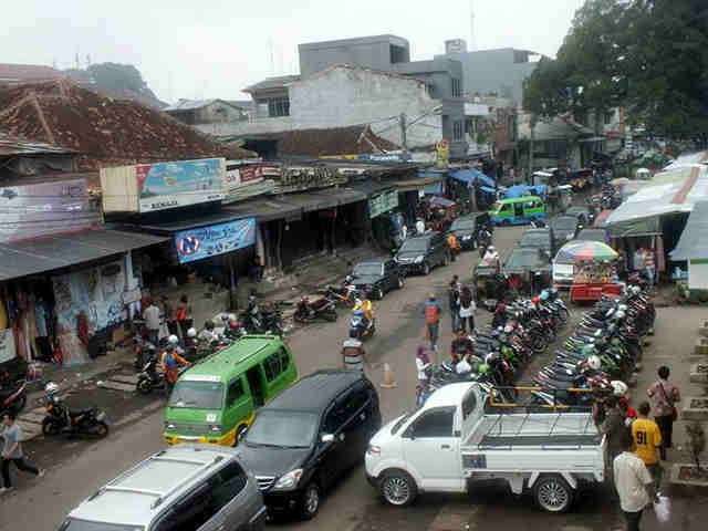 Berjalan Kaki Di Jalan Dewi Sartika Bogor