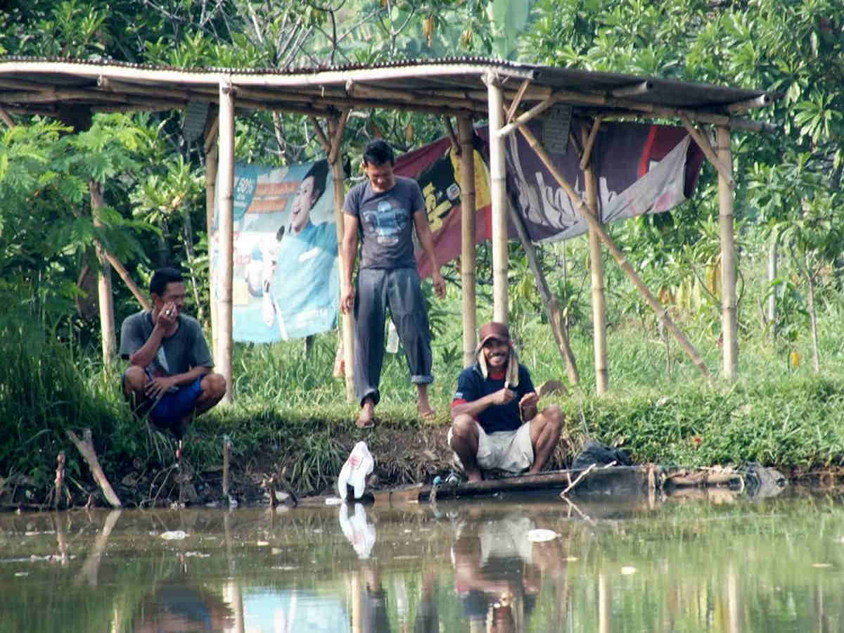 Pemancing Di Danau Bogor