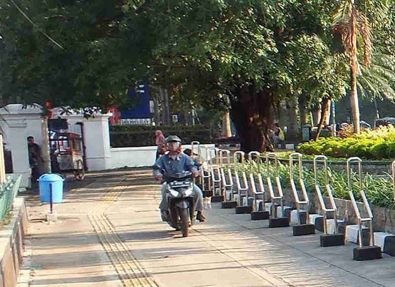 Pengendara Motor di Trotoar Jalan Juanda Bogor