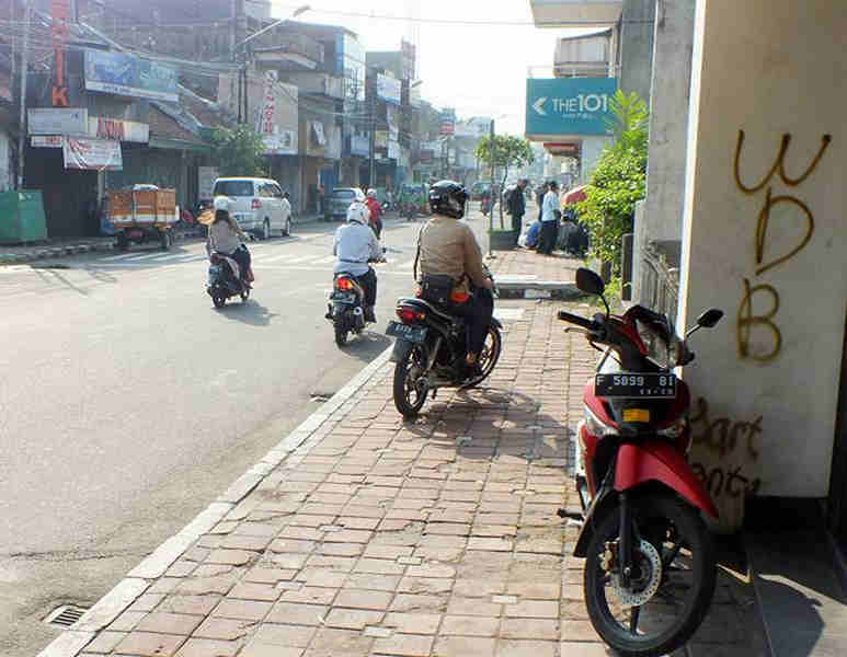 Pengendara Moto di JalanSuryakencana Bogor