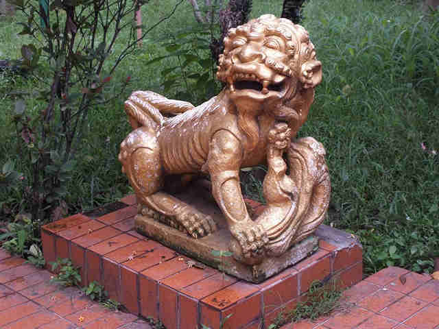 Patung Singa Di Vihara Bio Dewa Rejeki