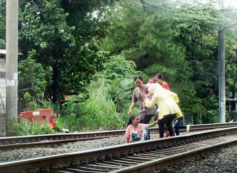 HAti-hati menyeberang rel kereta