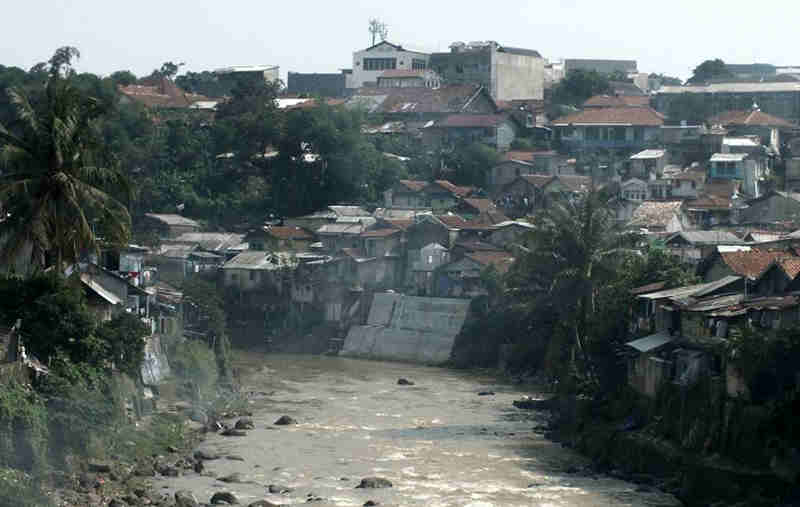 Pemukiman Padat Penduduk Di Kali Cisadane Bogor