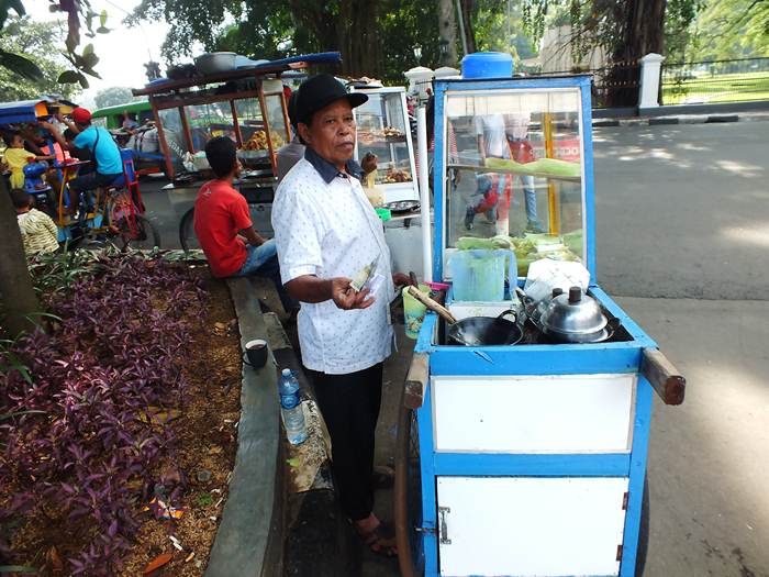 Pedagang Kue A[e di Jalan Juanda Bogor