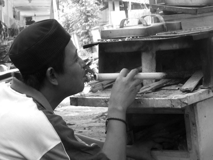 Penjual Kayu Rangi Berbahan bakar kayu bakar