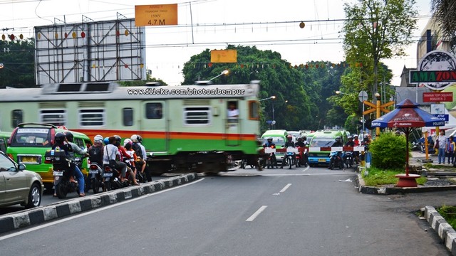 Perlintasan Kereta Di Jalan Kapten Muslihat