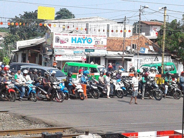 Pengatur Lalu Lintas di Jalan RE Martadinata - Pahlawan Tanpa Tanda Jasa 04