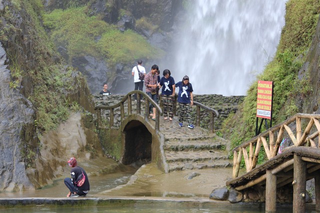 Jembatan bambu di curug bidadari atau air terjun bojong koneng