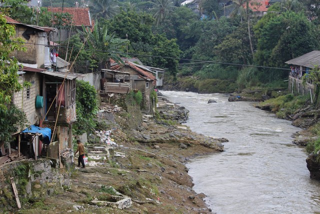 inconvenient view of Ciliwung riverside settlement a2