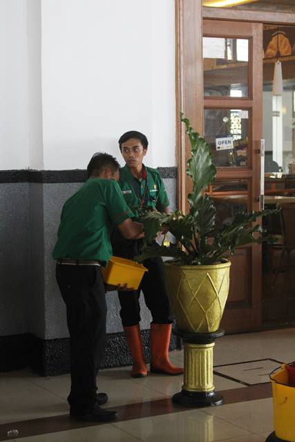 Membersihkan Daun Tanaman Hias di Stasiun Bogor 3