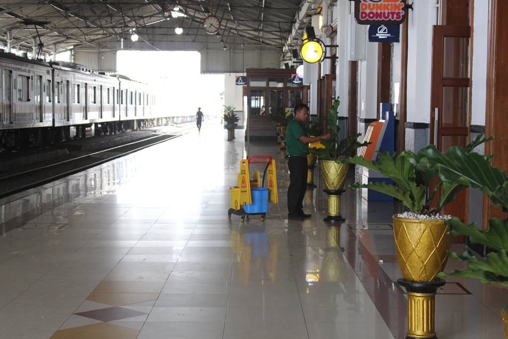 Membersihkan Daun Tanaman Hias di Stasiun Bogor 4