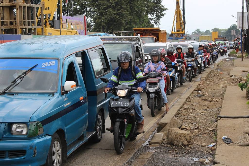 Menikmati Kemacetan Jalan Soleh Iskandar