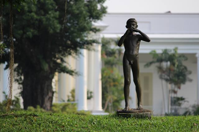 patung peniup seruling di halaman belakang Istana Bogor 2