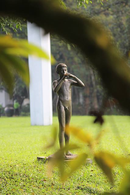 patung peniup suling di halaman belakang Istana Bogor 4