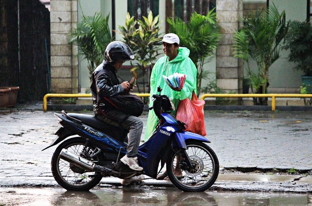 a disposable raincoat seller in Bogor 01