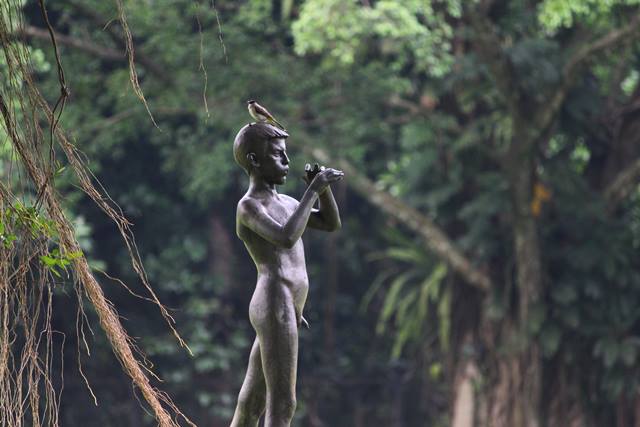 a piper statue in Bogor Palace Backyard 4
