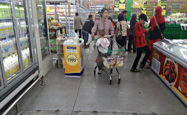 fungsi lain trolley belanja di Supermarket atau hypermarket 2