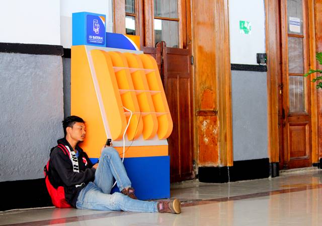 Free Smartphone Charging Booth in Commuter Train Stations a