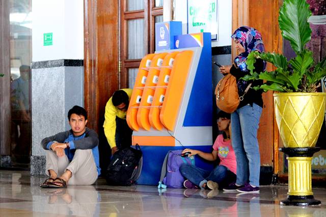 Free Smartphone Charging Booth in Commuter Train Stations b