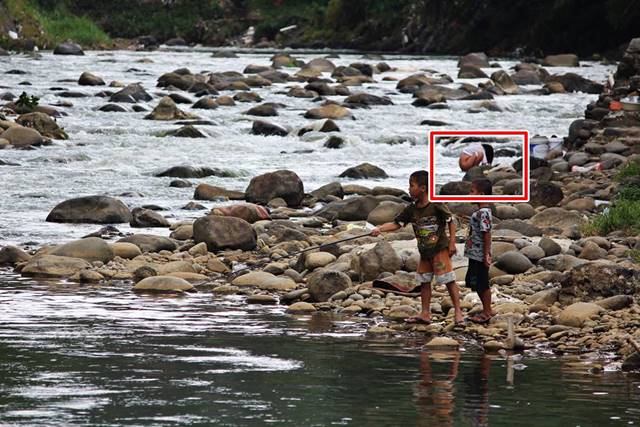 Foto ini Menggambarkan Kehidupan Di Pinggir Sungai Ciliwung -Secara Tak terduga 2