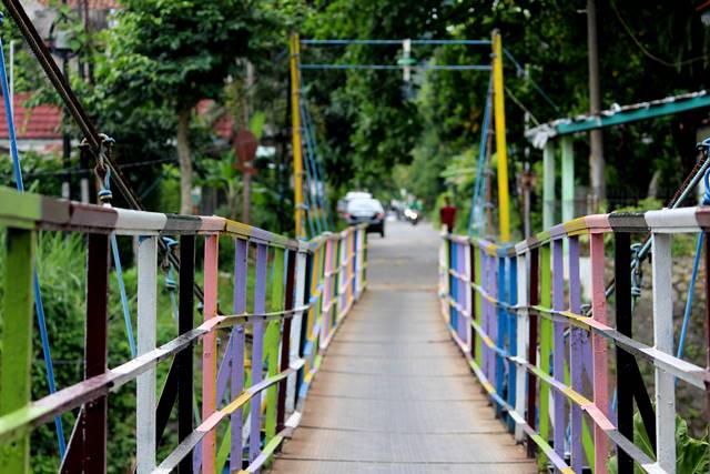 Ternyata ada jembatan penuh warna yang lain di Sempur b