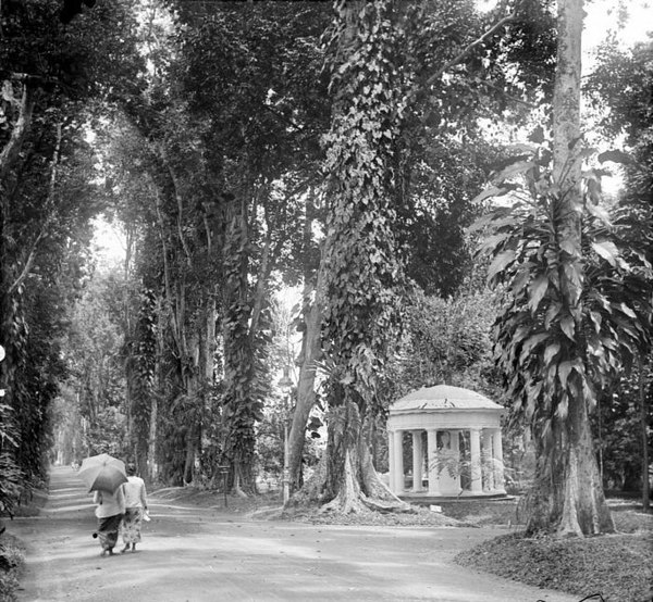 monumen Lady Raffles tahun 1915 - Bogor Tempo Dulu