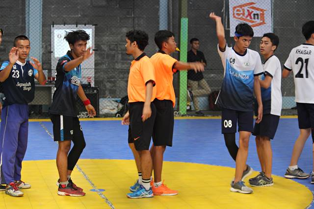 Sekilas tentang Handball atau Bola Tangan 4 - dua wasit dalam handball