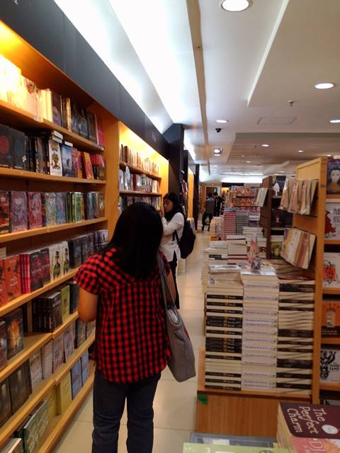 di Bogor masih ada toko buku lo Namanya Gramedia 4