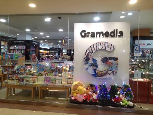 di Bogor masih ada toko buku lo Namanya Gramedia 5
