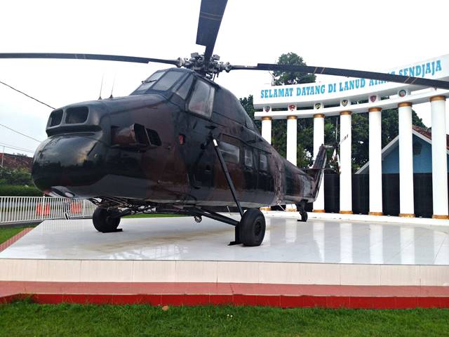 sikorsky s-58 atau h-34 twin pac monumen helikopter bogor