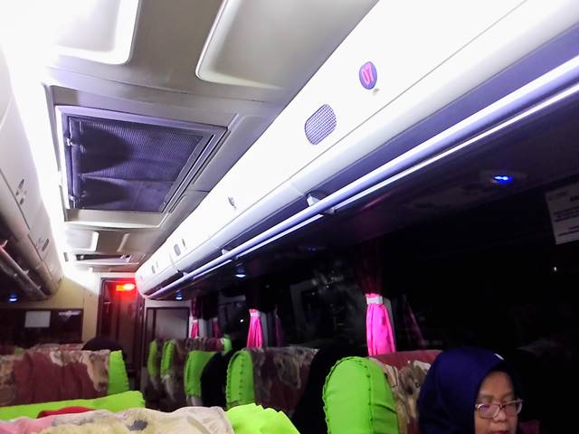 Menikmati Kenyamanan Royal Class Bus Damri Bogor - Lampung C