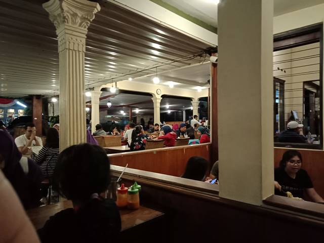 ruang makan di restoran Kedai Kita Bogor