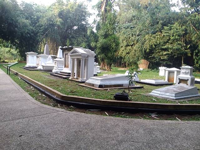 Kompleks Makam Belanda Kuno di Kebun Raya Bogor 3