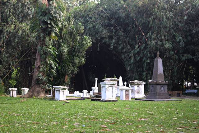 Makam Belanda Kuno Kebun Raya Bogor setelah penataan ulang