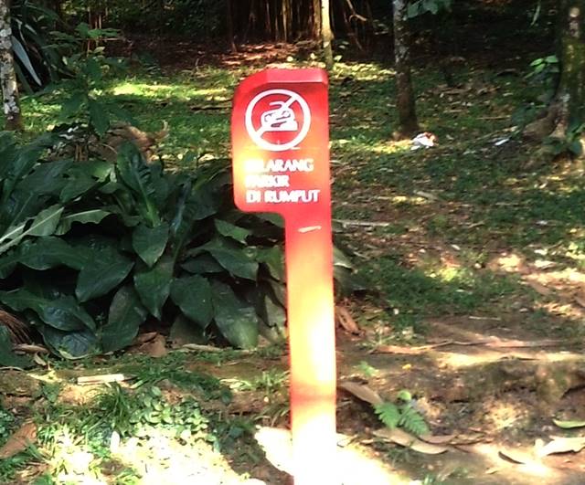 Tata Tertib Pengunjung Kebun Raya Bogor - Dilarang Parkir Di Rumput