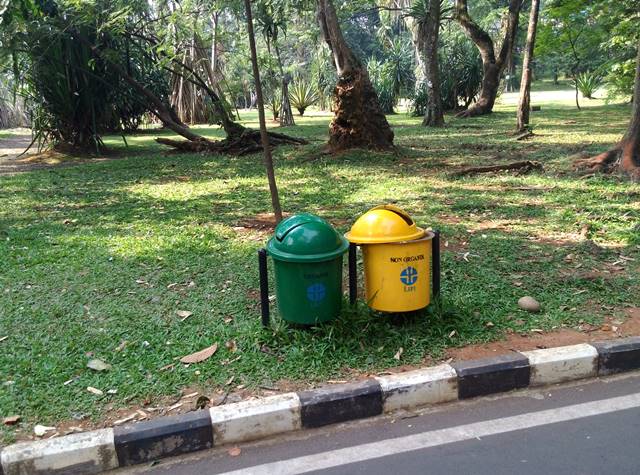 Tempat Sampah di Kebun Raya Bogor - Mana Yang Anda Pilih 2