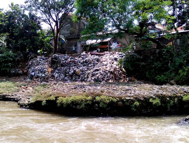 Tumpukan Sampah Di Sungai Ciliwung Ini Hanya Sebagian Kecil Saja C