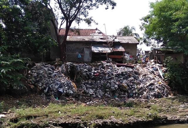 Tumpukan Sampah Di Sungai Ciliwung Ini Hanya Sebagian Kecil Saja D