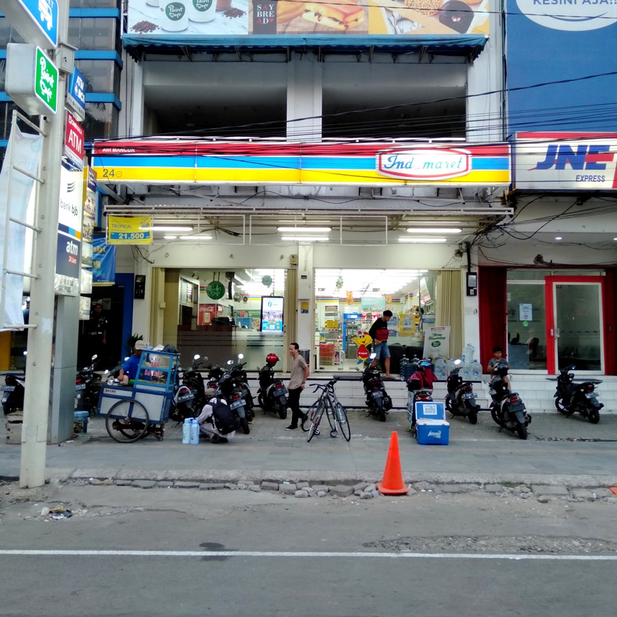 Pedagang Kaki Lima di Trotoar Jalan Sudirman Bogor Saat Hari Bebas Kendaraan Bermotor