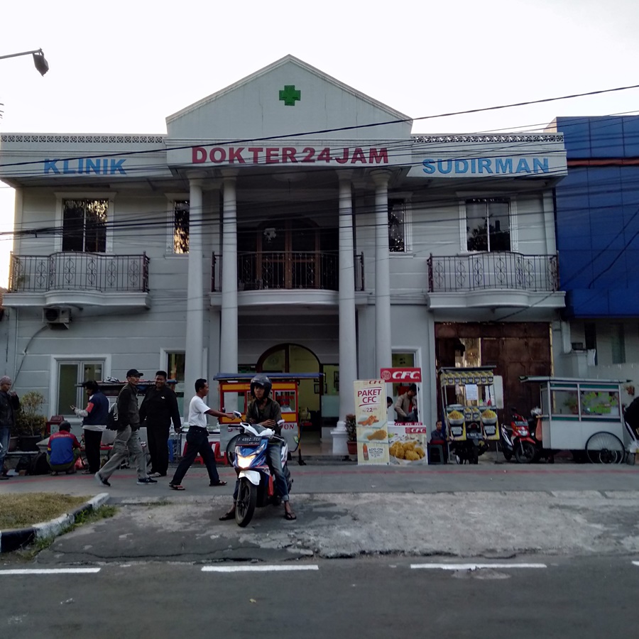 Pedagang Kaki Lima di Trotoar Jalan Sudirman Bogor Saat Hari Bebas Kendaraan Bermotor