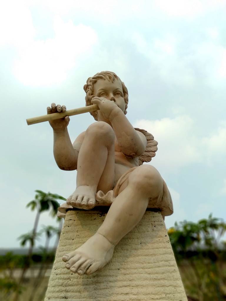 [FOTO] Patung Malaikat Kecil Bermain Seruling di Vila Bogor Indah 6