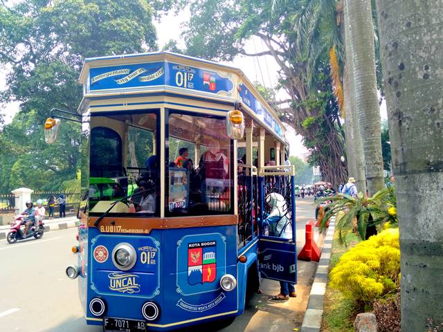 Bus Uncal menaikka penumpang di depan balai kota Bogor