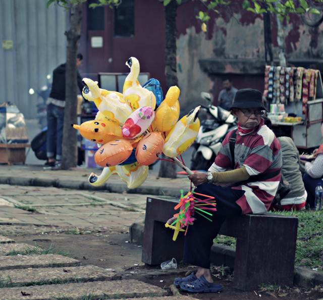 Foto Pedagang Balon Tua Lapangan Sempur