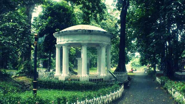 Lady Raffless Monument in Bogor Botanic Garden