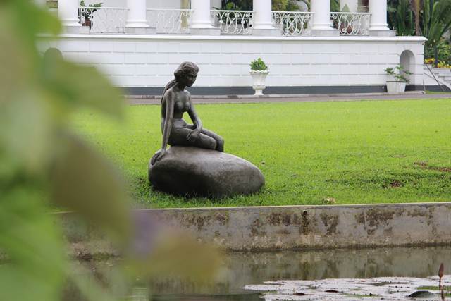 Patung Little Mermaid atau Duyung Kecil di Istana Bogor